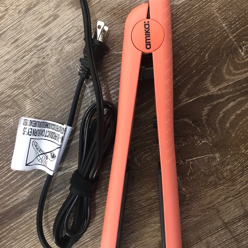 Amika hair straightener